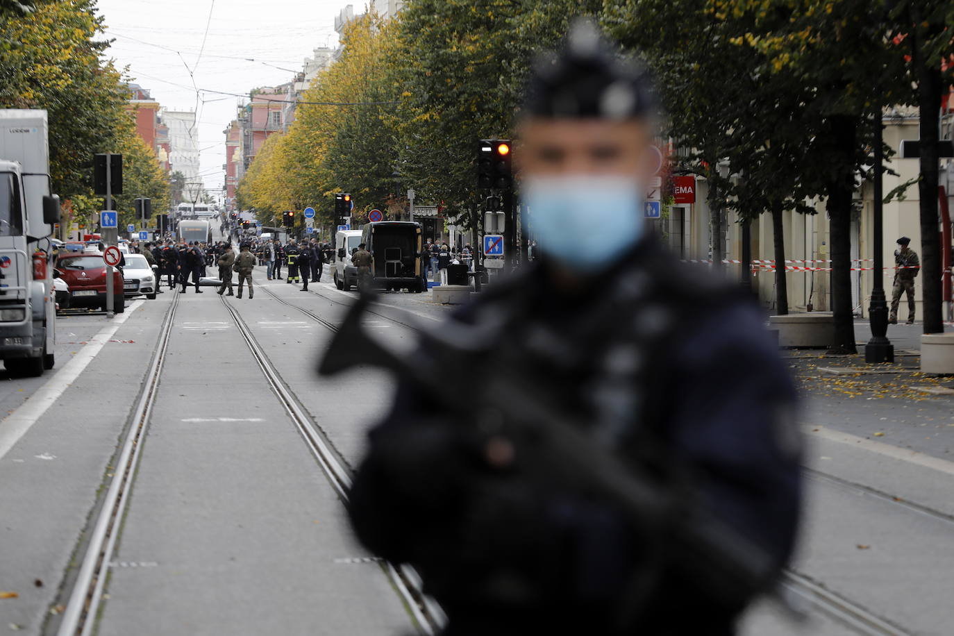 Tres personas murieron, al menos una de ellas degollada, este jueves en un ataque con cuchillo en una iglesia en pleno corazón de Niza, en el sureste de Francia, sacudida nuevamente tras la decapitación de un profesor a manos de un islamista hace dos semanas.