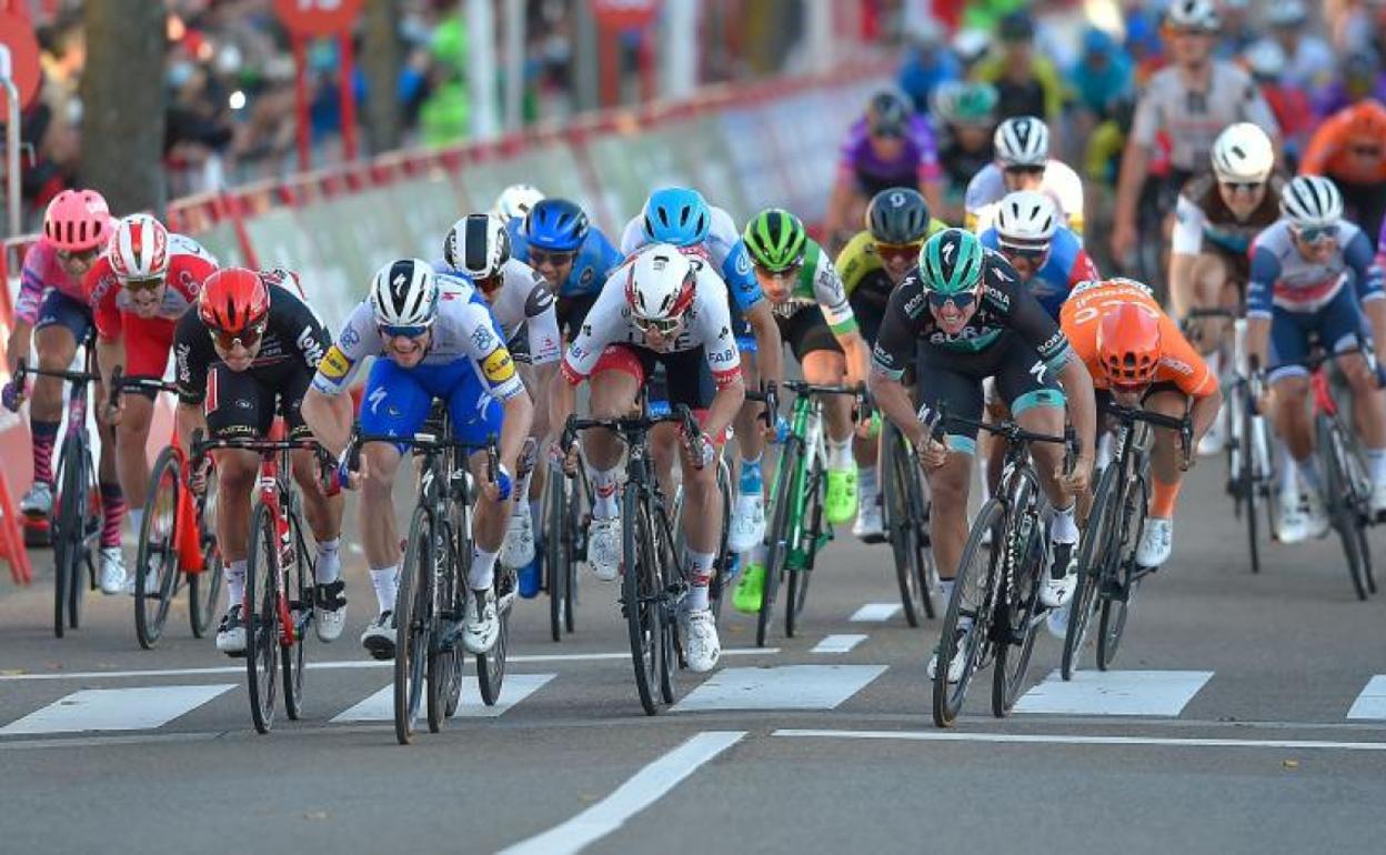 Sam Bennett (4i) y Pascal Ackermann (d), en la llegada al sprint de la novena etapa. 