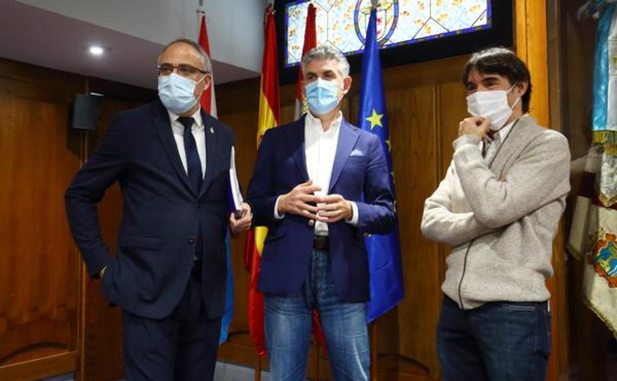 El alcalde de Ponferrada, Olegario Ramón (I), el director del centro asociado de la Uned, Jorge Vega (C), y el director técnico de la empresa Redytel, Óscar Cela (D), durante la presentación del proyecto.