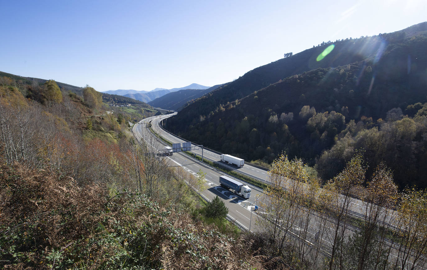 Control de la Guardia Civil en la localidad gallega de Piedrafita do Cebreiro (Lugo), limítrofe con la provincia de León, durante el cierre perimetral de la comunidad. 