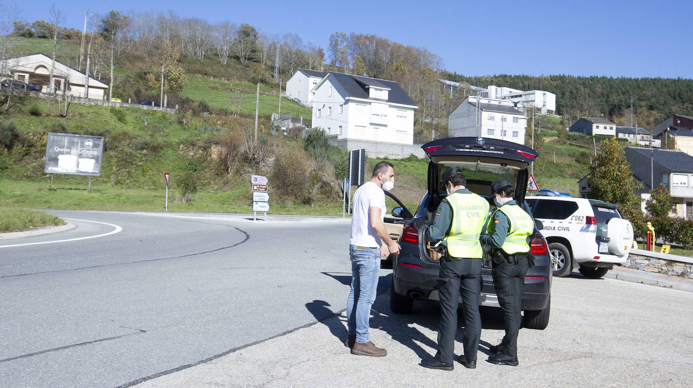 Control de la Guardia Civil en la localidad gallega de Piedrafita do Cebreiro (Lugo), limítrofe con la provincia de León, durante el cierre perimetral de la comunidad. 