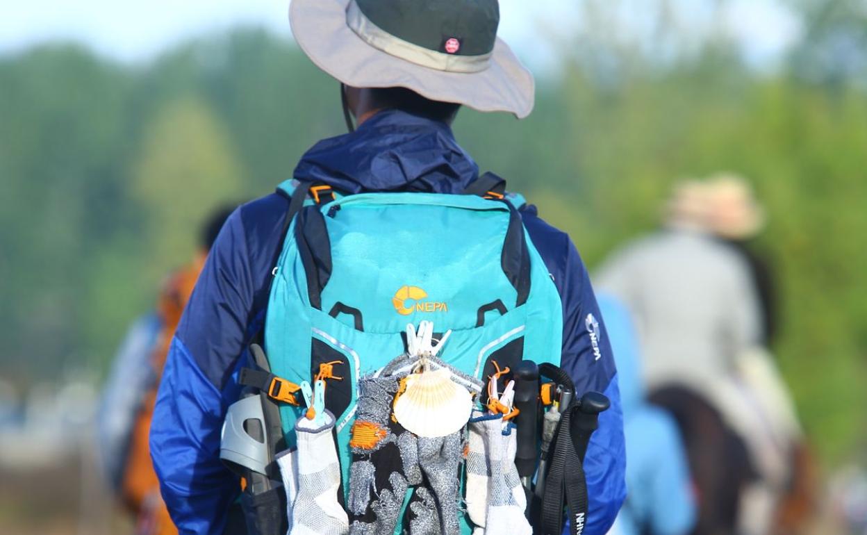 Un peregrino a su paso por Ponferrada.