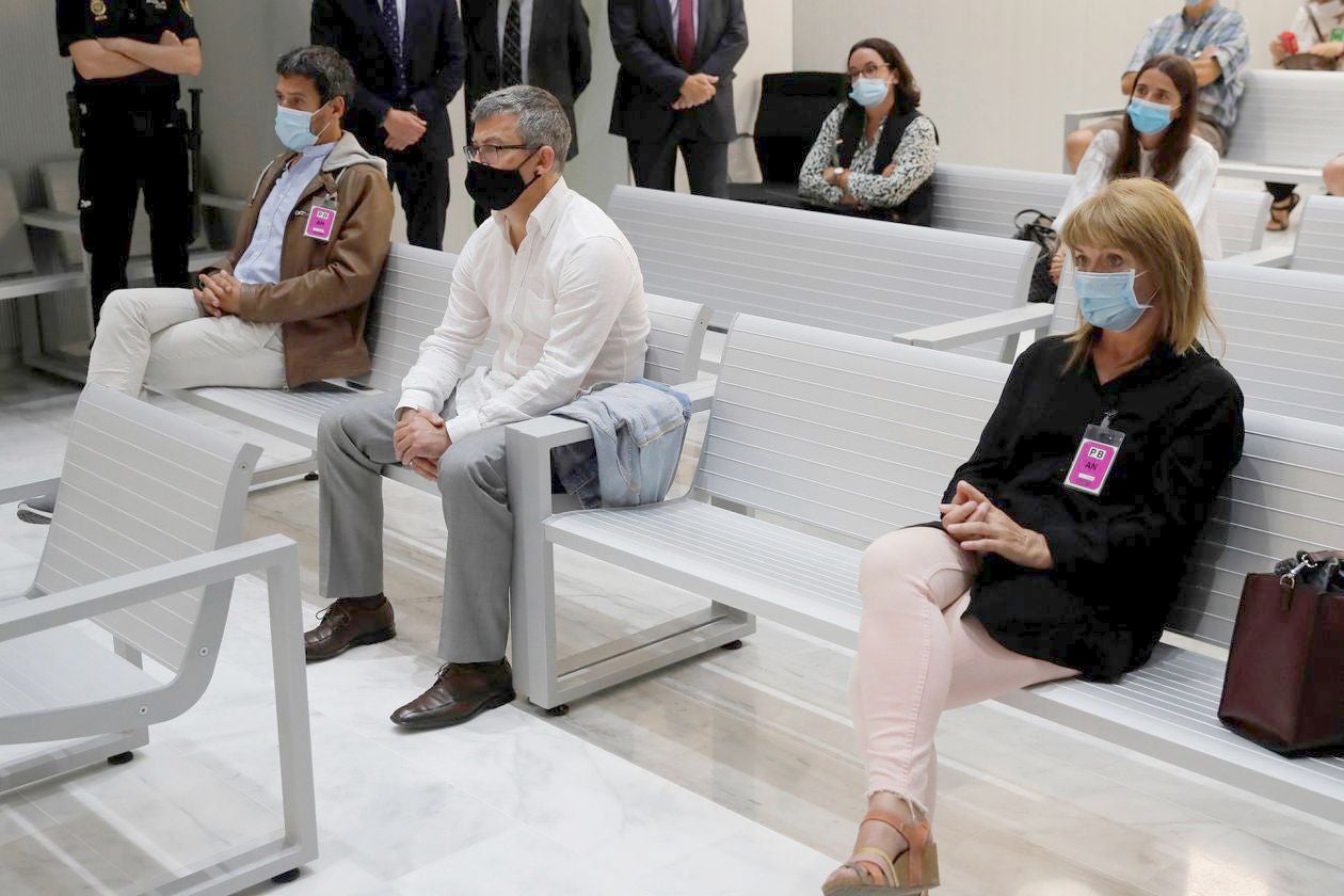 La exdirigente de ETA Carmen Guisasola y los otros dos acusados, durante el juicio por el asesinato del policía José Ignacio Pérez en 1990. 