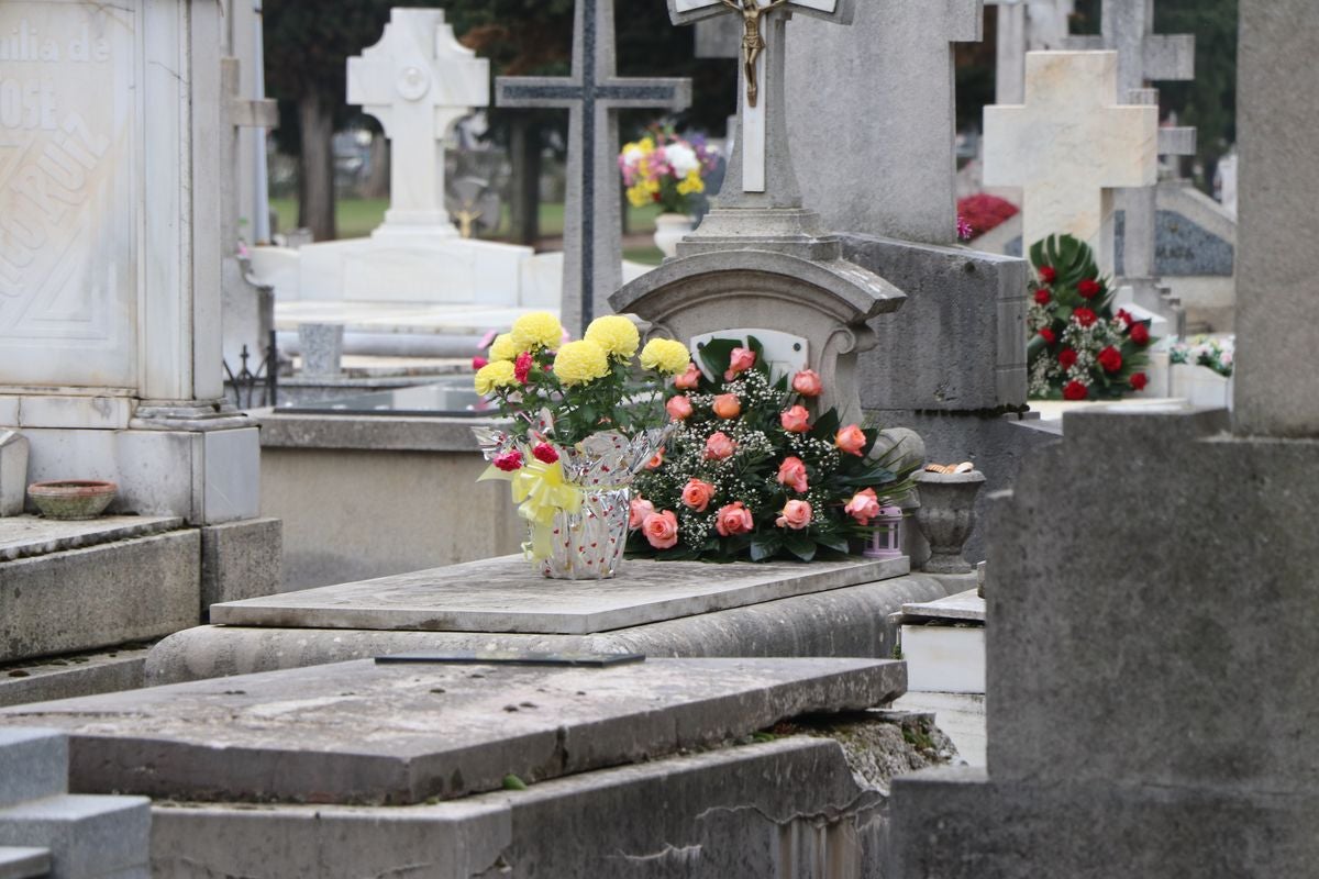 Fotos: Víspera de Todos los Santos en el cementerio de León