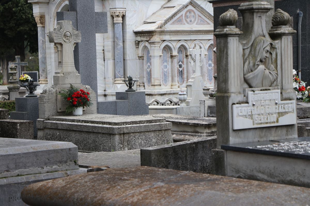 Fotos: Víspera de Todos los Santos en el cementerio de León