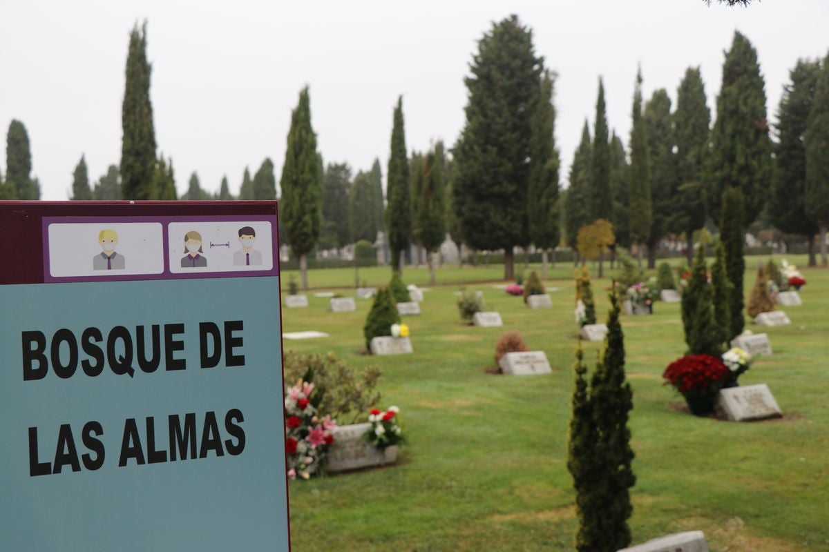 Fotos: Víspera de Todos los Santos en el cementerio de León