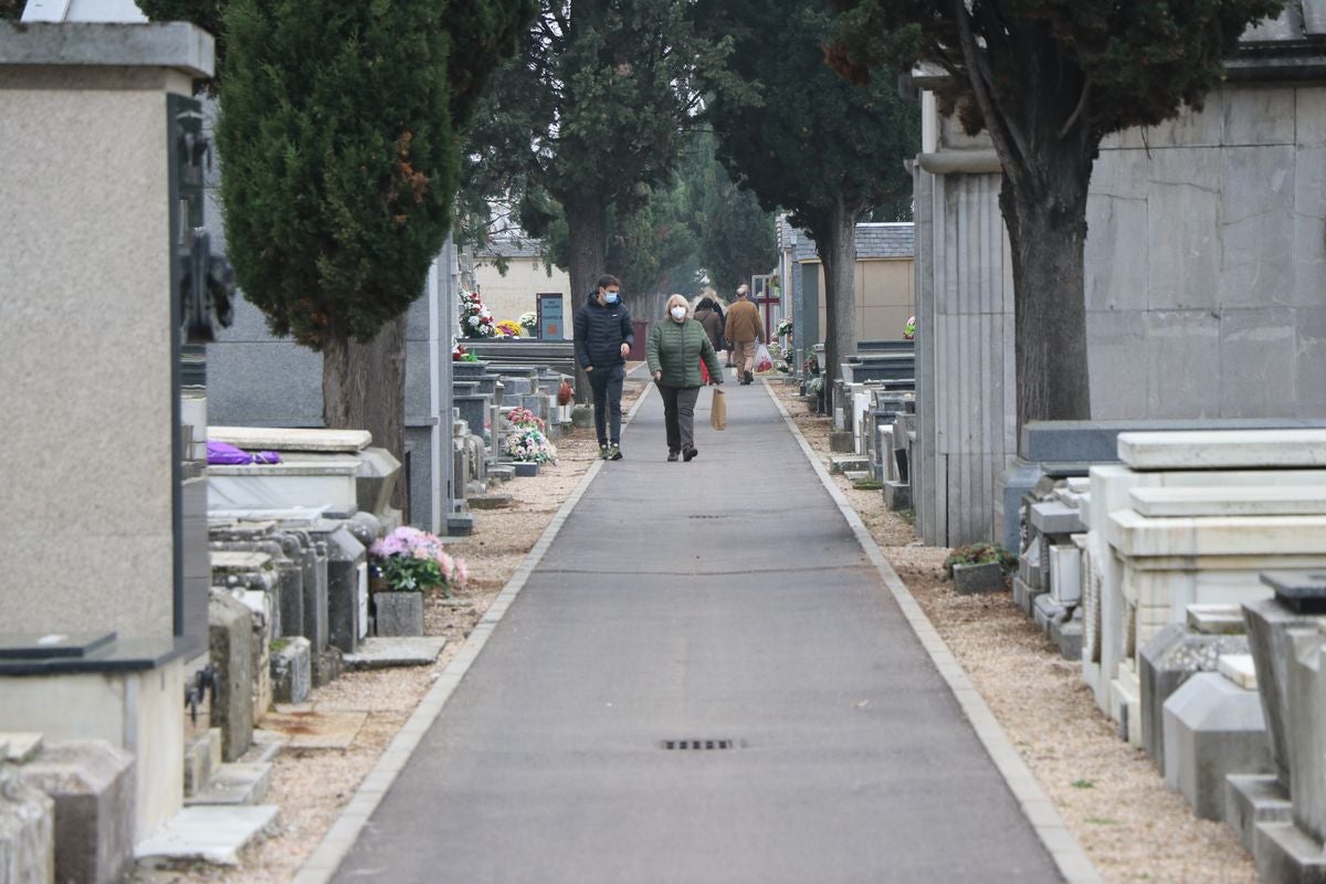 Fotos: Víspera de Todos los Santos en el cementerio de León