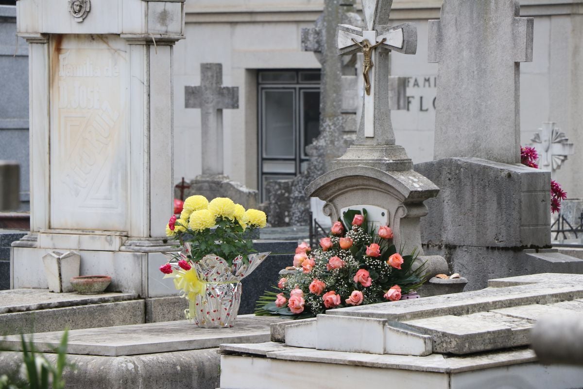 Fotos: Víspera de Todos los Santos en el cementerio de León