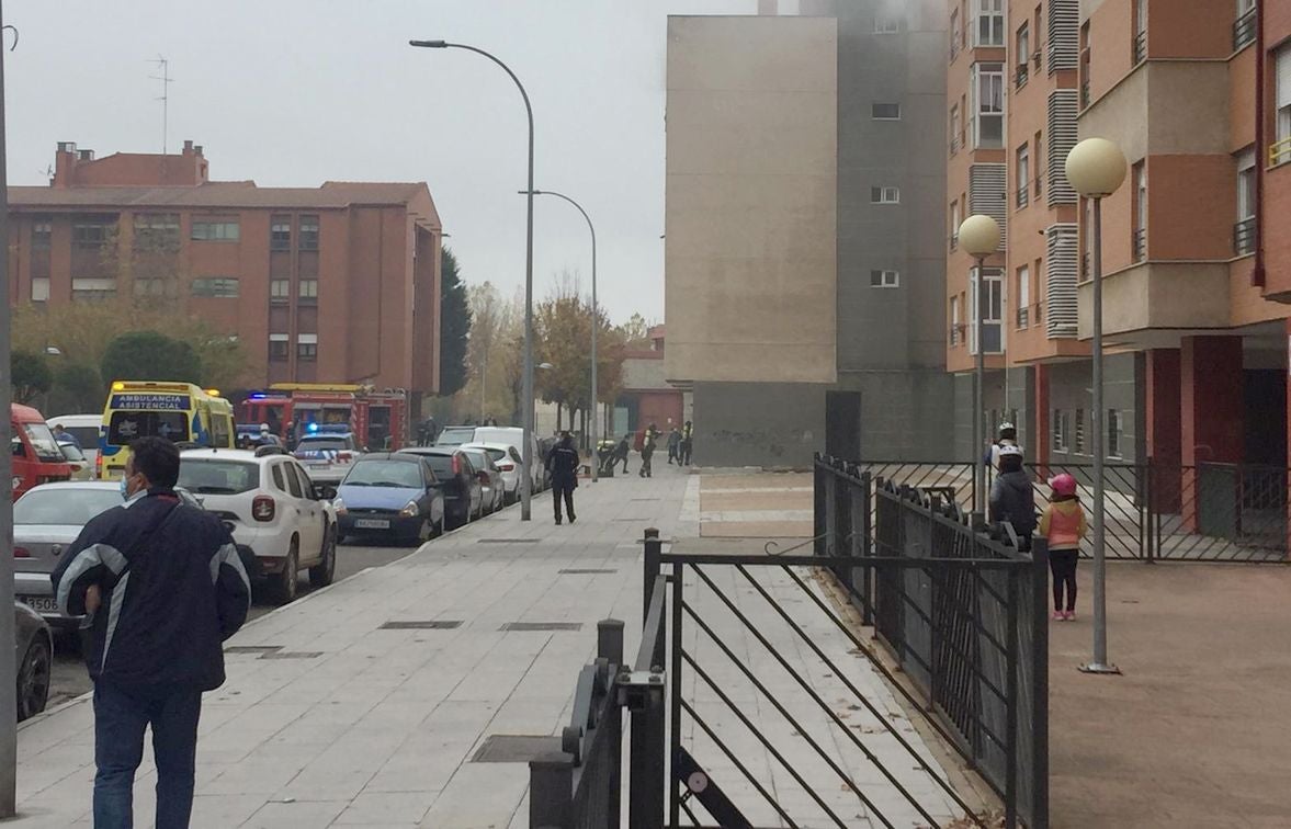 Los bomberos de León intervienen en un fuego declarado en una vivienda en el barrio de Eras de Renueva este sábado.