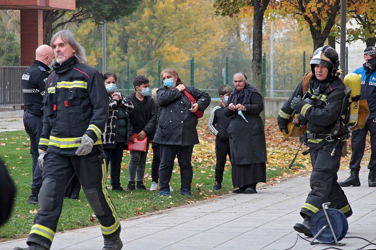 Los bomberos de León intervienen en un fuego declarado en una vivienda en el barrio de Eras de Renueva este sábado.