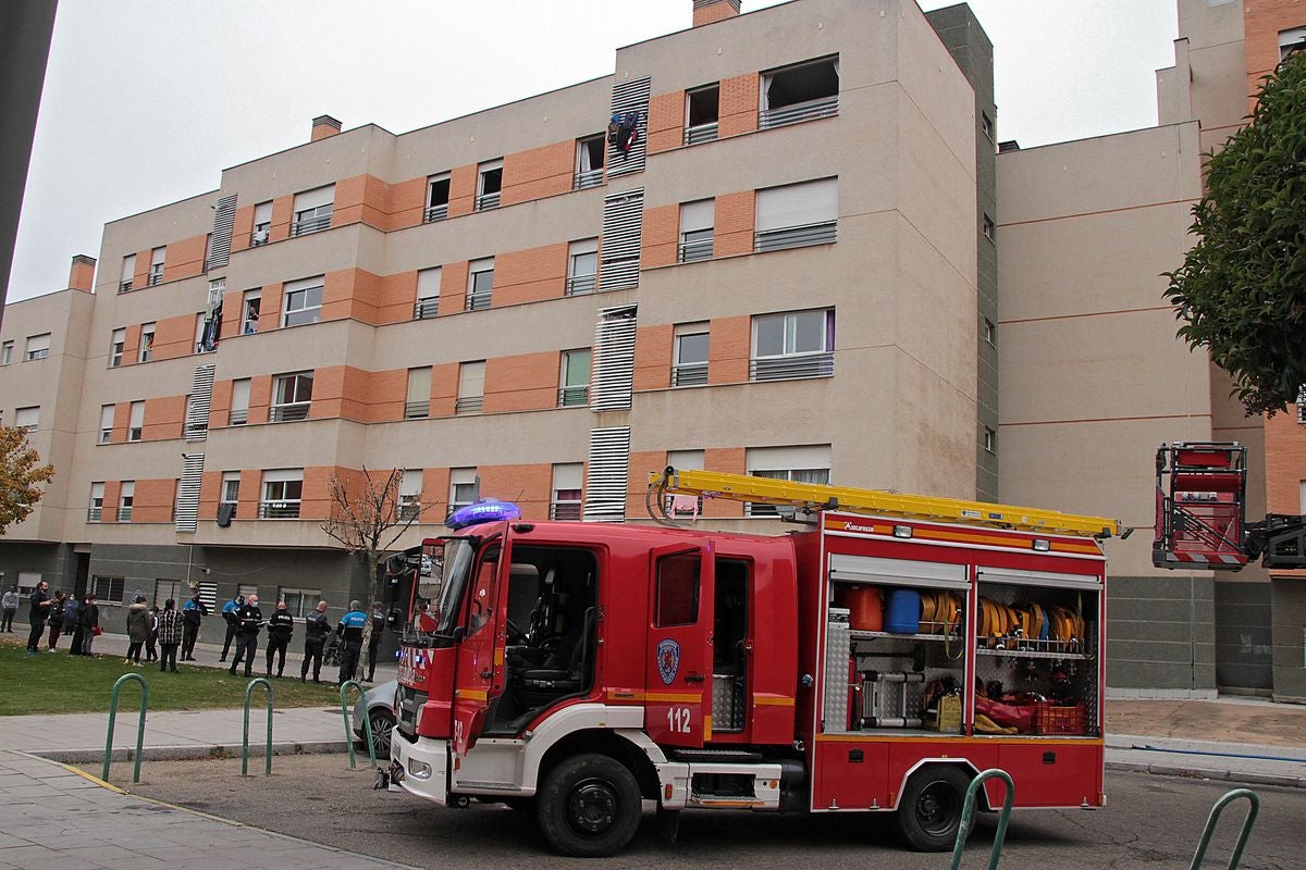 Los bomberos de León intervienen en un fuego declarado en una vivienda en el barrio de Eras de Renueva este sábado.