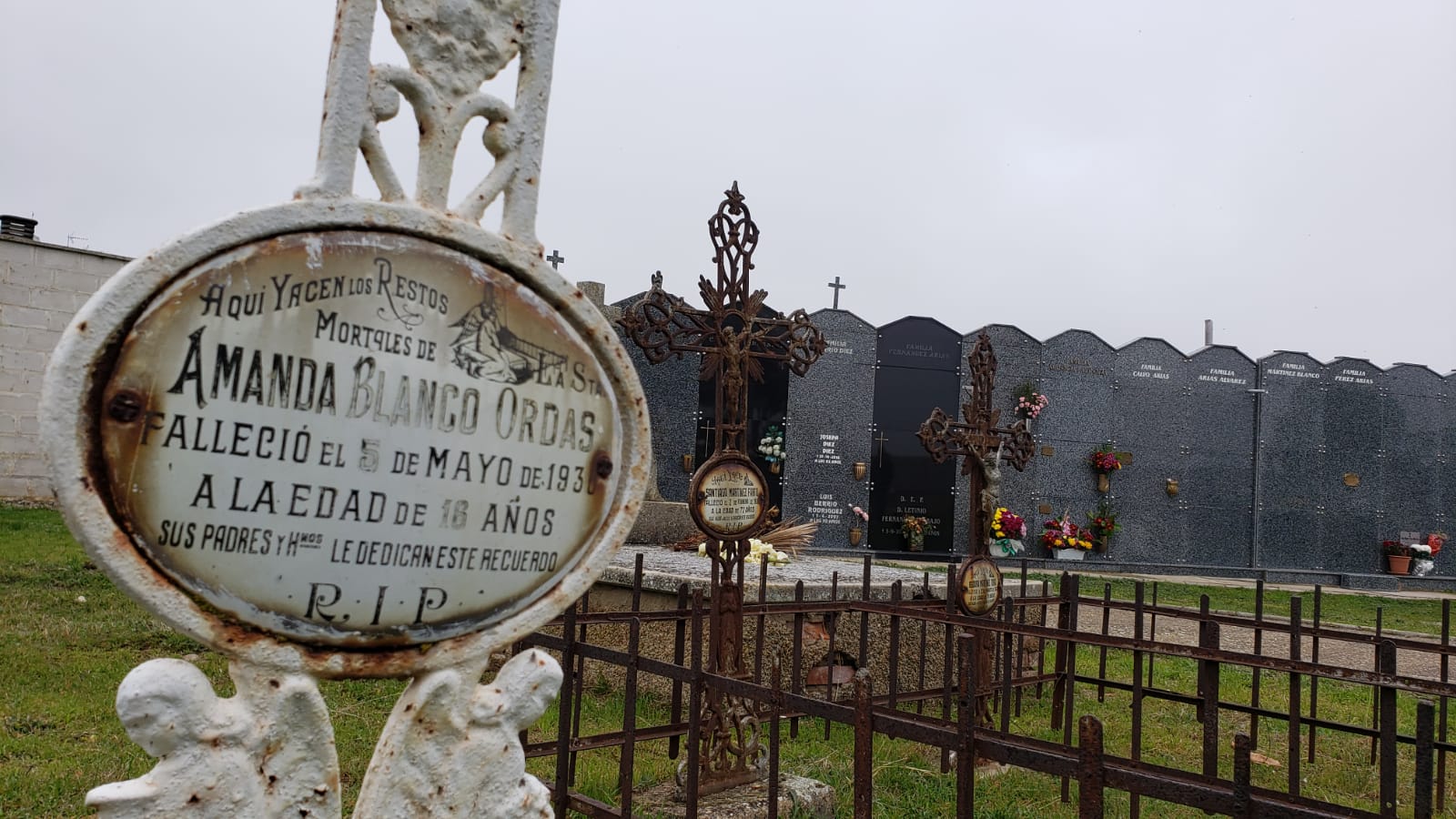 Fotos: Distancia y aforo reducido en los cementerios de la provincia