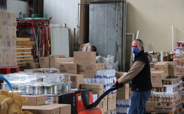 Imagen principal - Los voluntarios del Banco de Alimentos han notado el aumento del volumen de trabajo. 