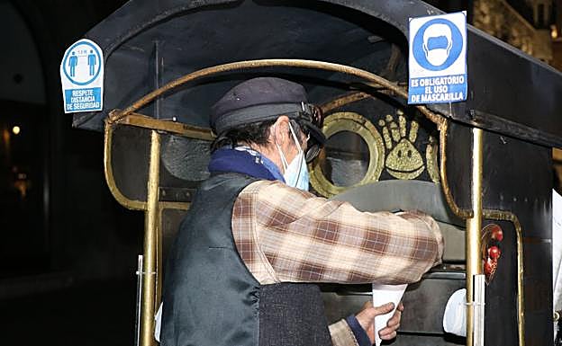 Imagen. Ángel prepara este sábado un cucurucho de castañas. 