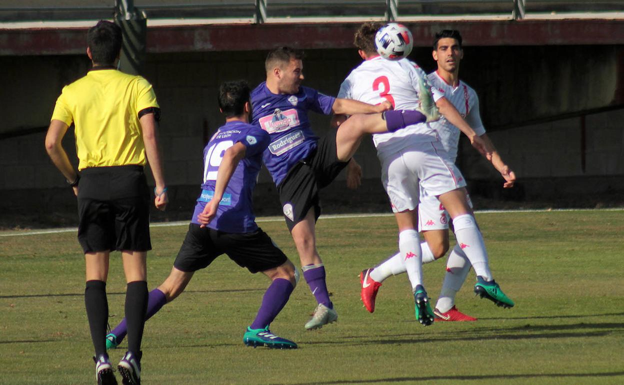 Un lance en el partido entre La Bañeza y el Júpiter.