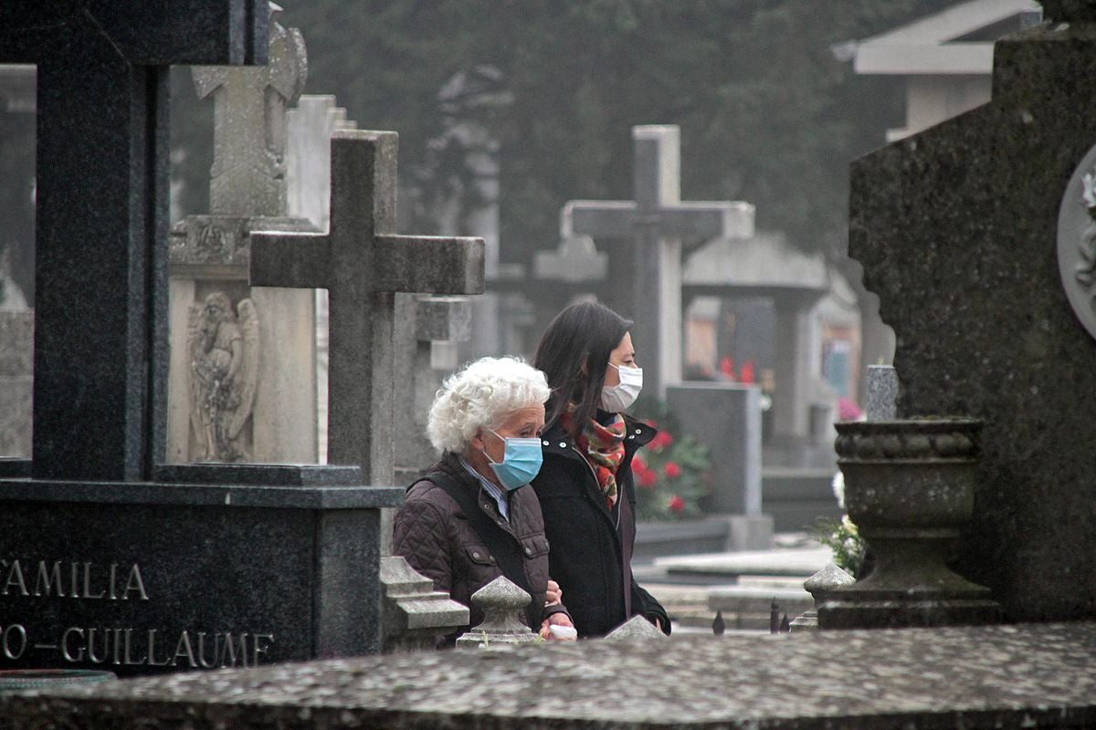 Los leoneses se han acercado hasta el cementerio de Puente Castro en este Día de Todos los Santos