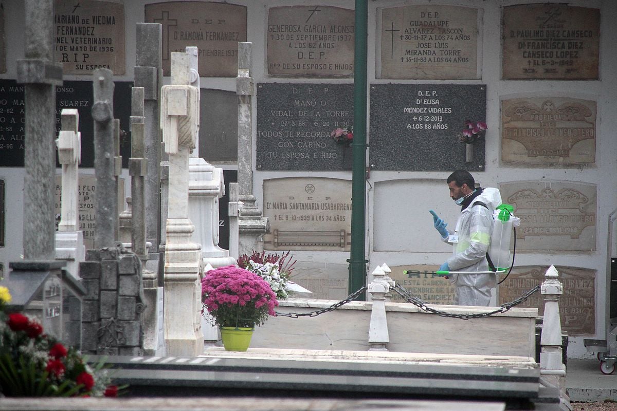 Los leoneses se han acercado hasta el cementerio de Puente Castro en este Día de Todos los Santos