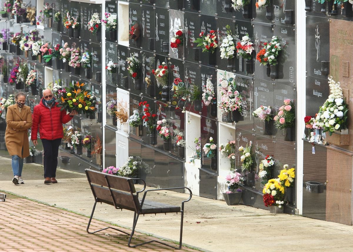 El Cementerio Municipal de Ponferrada ha recibido la visita de todos los vecinos que han querido ir a mostrar sus respetos a sus difuntos.