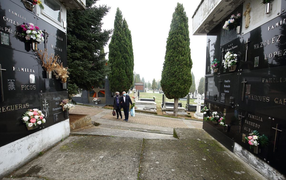 El Cementerio Municipal de Ponferrada ha recibido la visita de todos los vecinos que han querido ir a mostrar sus respetos a sus difuntos.