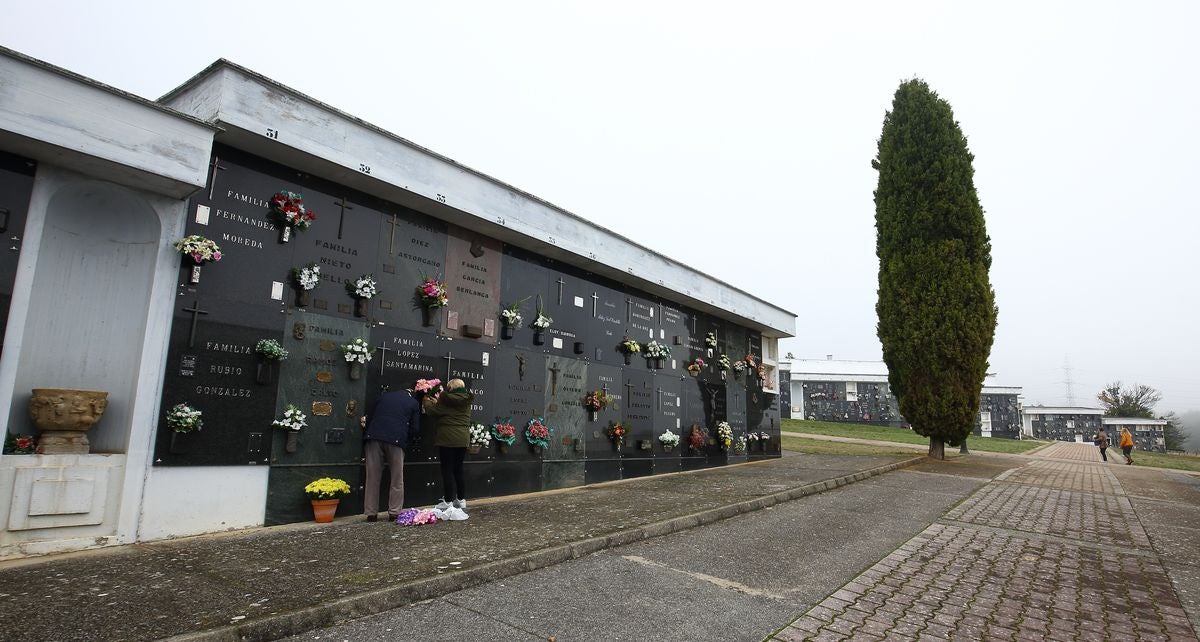 El Cementerio Municipal de Ponferrada ha recibido la visita de todos los vecinos que han querido ir a mostrar sus respetos a sus difuntos.