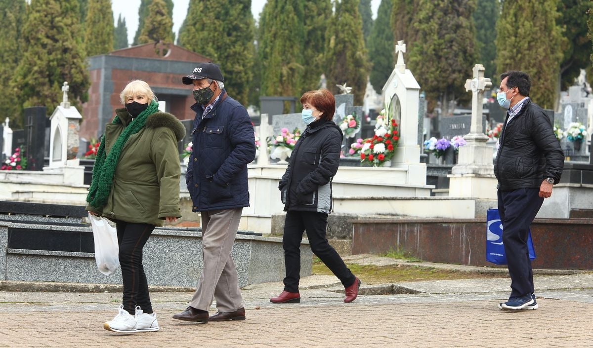 El Cementerio Municipal de Ponferrada ha recibido la visita de todos los vecinos que han querido ir a mostrar sus respetos a sus difuntos.