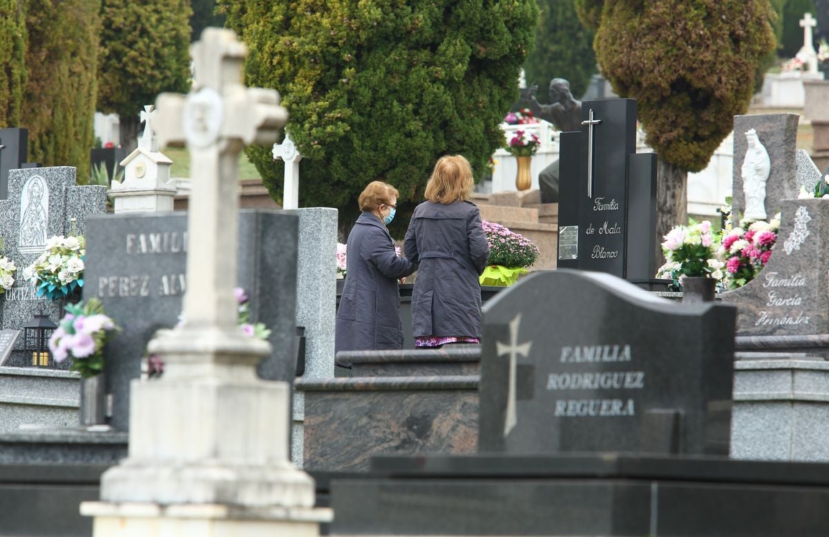 El Cementerio Municipal de Ponferrada ha recibido la visita de todos los vecinos que han querido ir a mostrar sus respetos a sus difuntos.