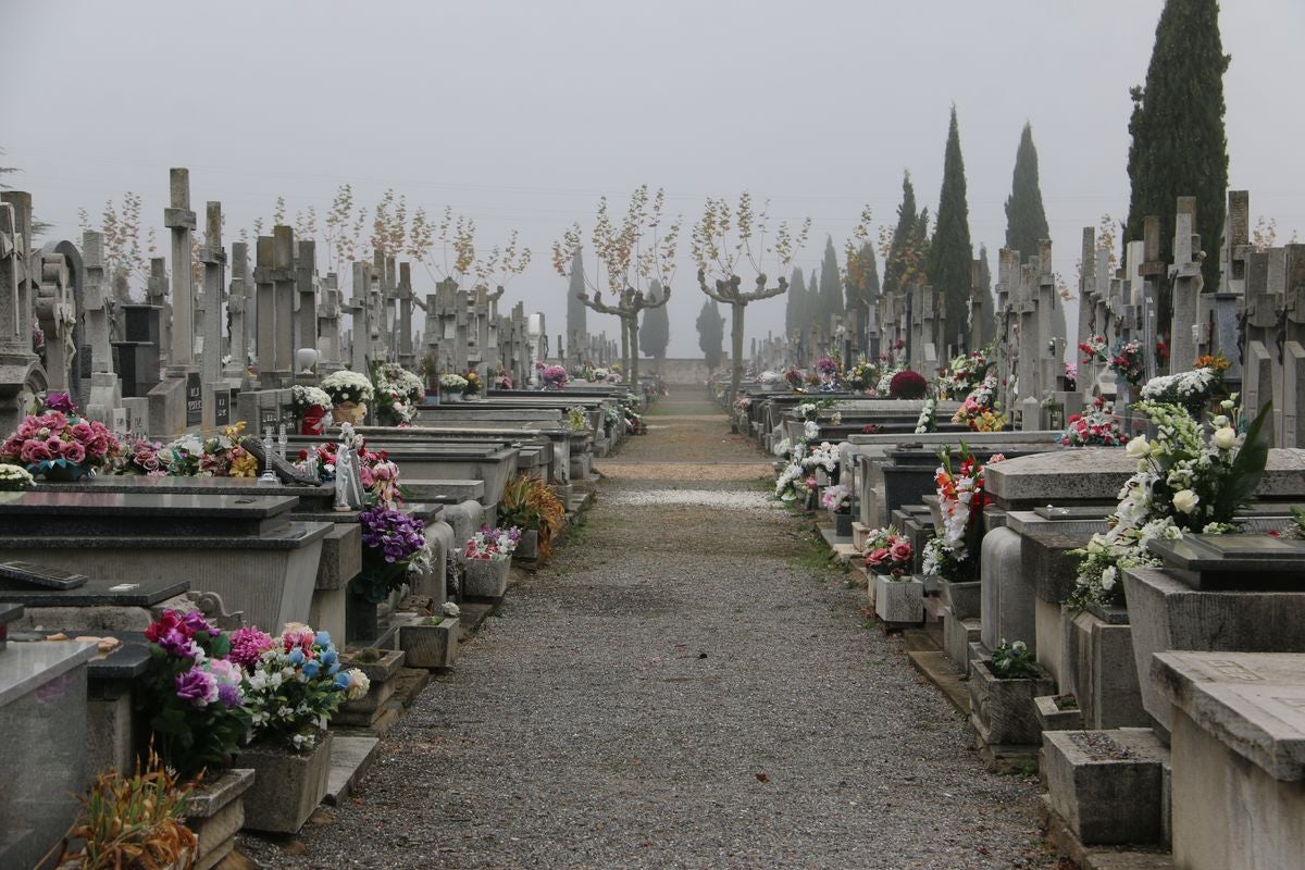 Los leoneses se han acercado hasta el cementerio de Puente Castro en este Día de Todos los Santos