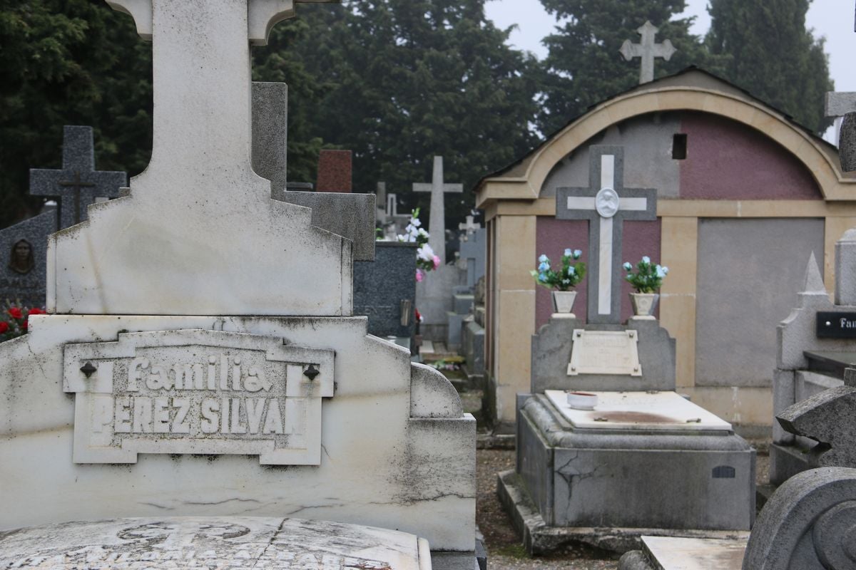 Los leoneses se han acercado hasta el cementerio de Puente Castro en este Día de Todos los Santos