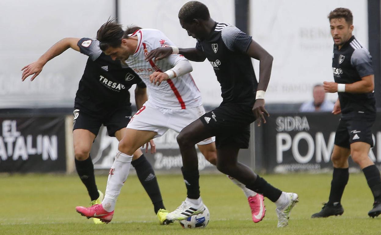 Héctor Hernández intenta superar a dos rivales en el duelo ante el Lealtad.