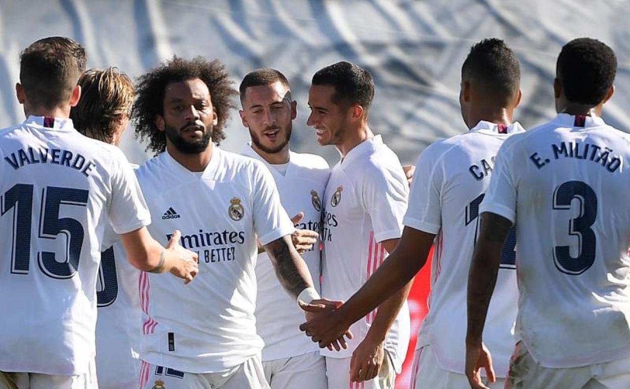 Eden Hazard celebra junto a sus compañeros su gol al Huesca.