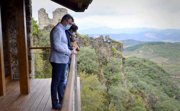 El delegado territorial de la Junta en León, Juan Martínez Majo, visita las obras de restauración de la Casa Colgante del Castillo de Cornatel, en Priaranza del Bierzo.