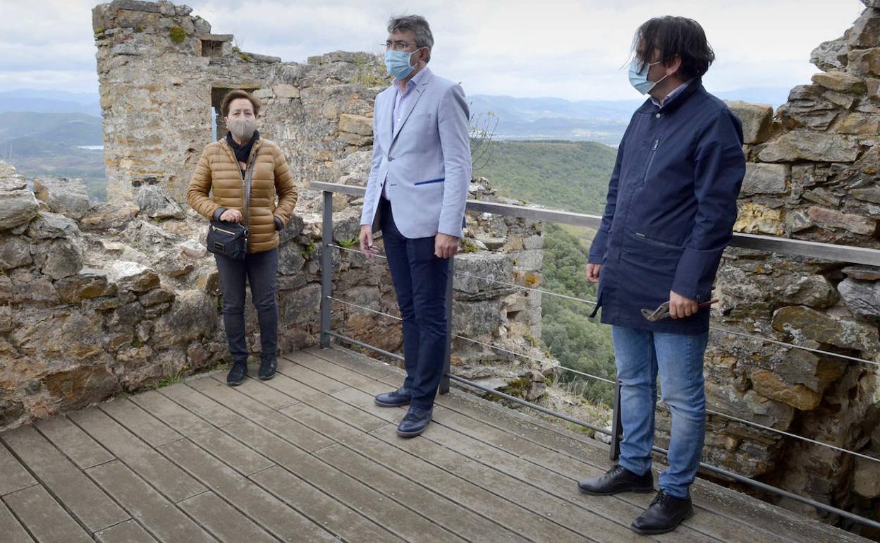 El delegado territorial de la Junta en León, Juan Martínez Majo, visita las obras de restauración de la Casa Colgante del Castillo de Cornatel, en Priaranza del Bierzo.