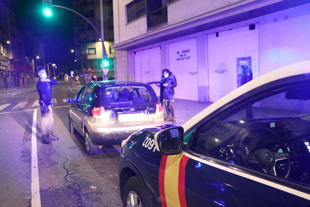 Cristian, durante una de las paradas a los vehículos. 