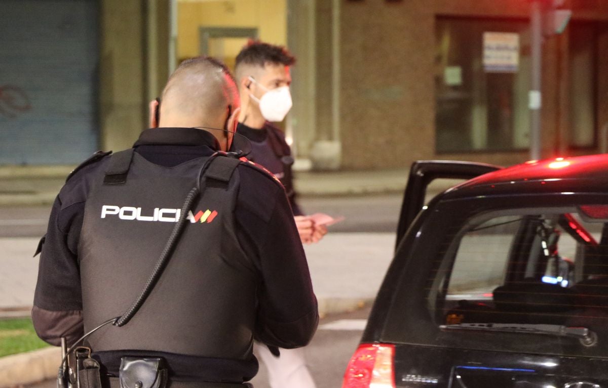 Cristian, durante una de las paradas a los vehículos. 