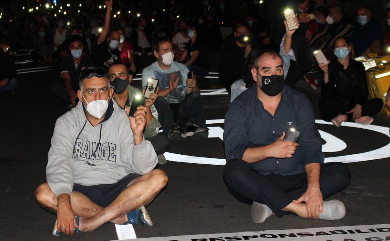 Los hosteleros, durante su 'sentada' nocturna en Ordoño II este verano.