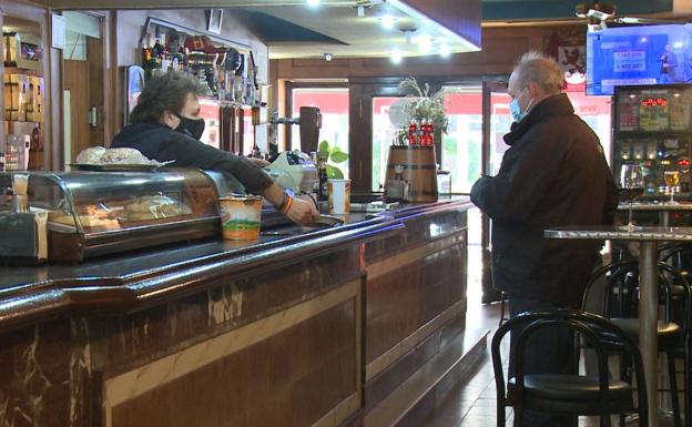 Leo sirve en el Bar PB, un establecimiento que regente desde hace décadas en León.. 