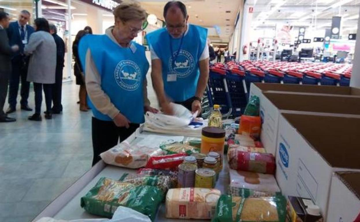 Voluntarios del Banco de Alimentos del Sil durante una campaña. 