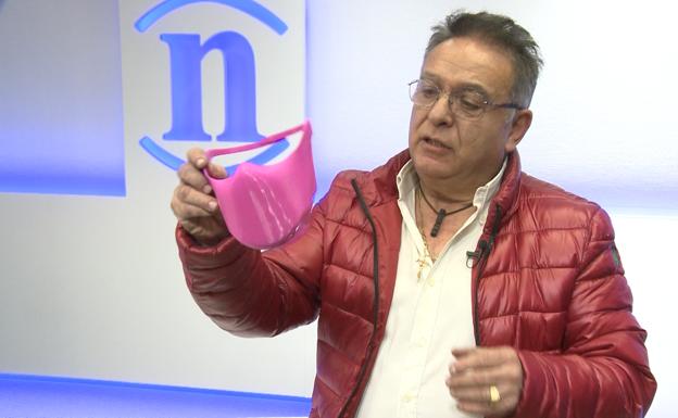 Carlos Díez presenta el prototipo de mascarilla transparente.