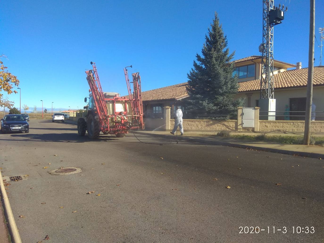 Fotos: Santa María del Páramo desinfecta sus calles