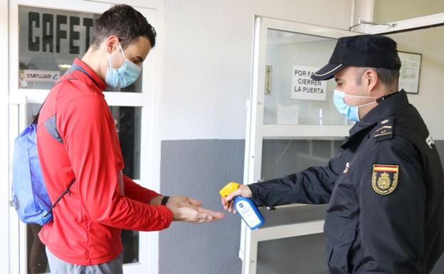 Los candidatos recibieron solución hidroalcóholica a la entrada al Hispánico.