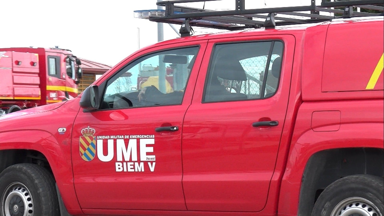 Vehículos de la UME entrando en la prisión. 