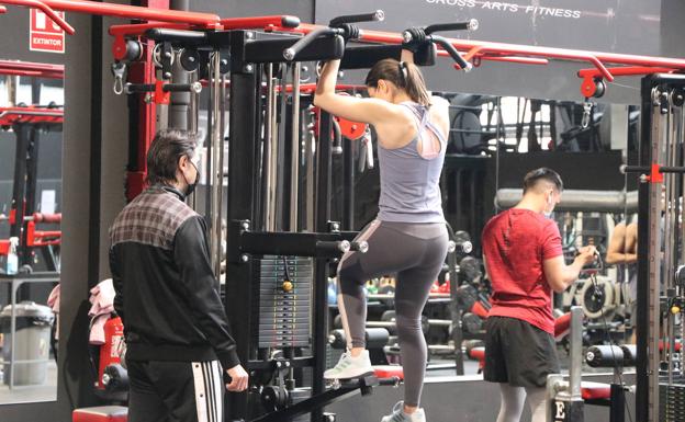 Galería. Una mujer practica un ejercicio de espalda.