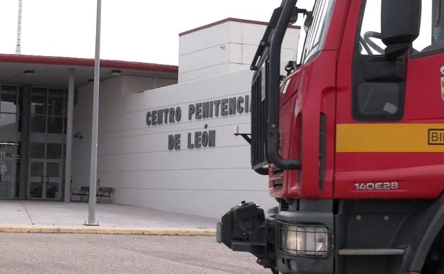 Galería. Efectivos de la UME, este jueves, a las puertas de la Prisión de León. 