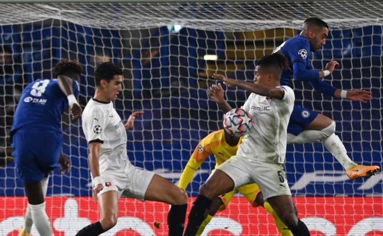 Dalbert, del Rennes, toca con la mano un disparo de Abraham, del Chelsea, acción que le costó la expulsión al defensa brasileño. 