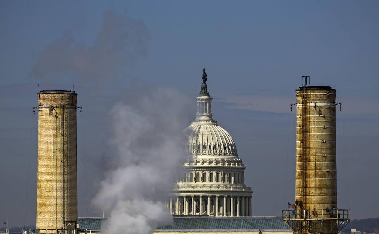 Humo emitido por una fábrica junto al Capitolio de Washington D.C.