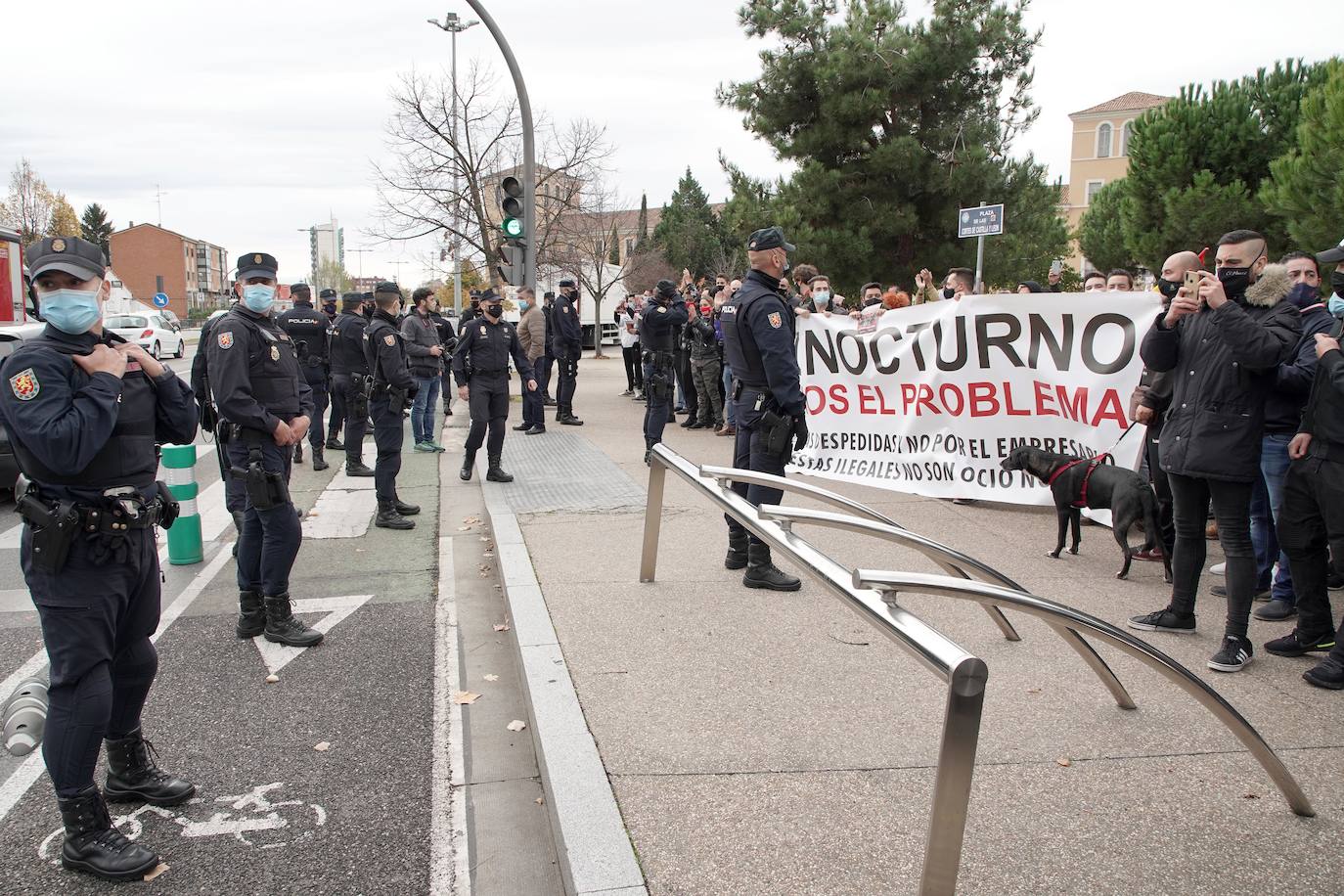 Concentración de los hosteleros frente a las medidas restrictivas por el COVID-19. Los hosteleros leoneses participan en la protesta realizada en Valladolid. 