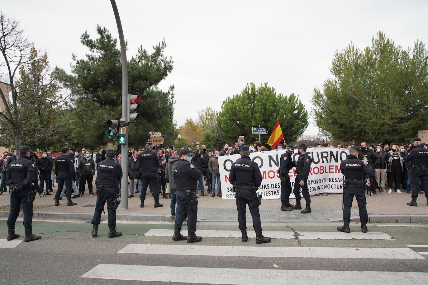 Concentración de los hosteleros frente a las medidas restrictivas por el COVID-19. Los hosteleros leoneses participan en la protesta realizada en Valladolid. 