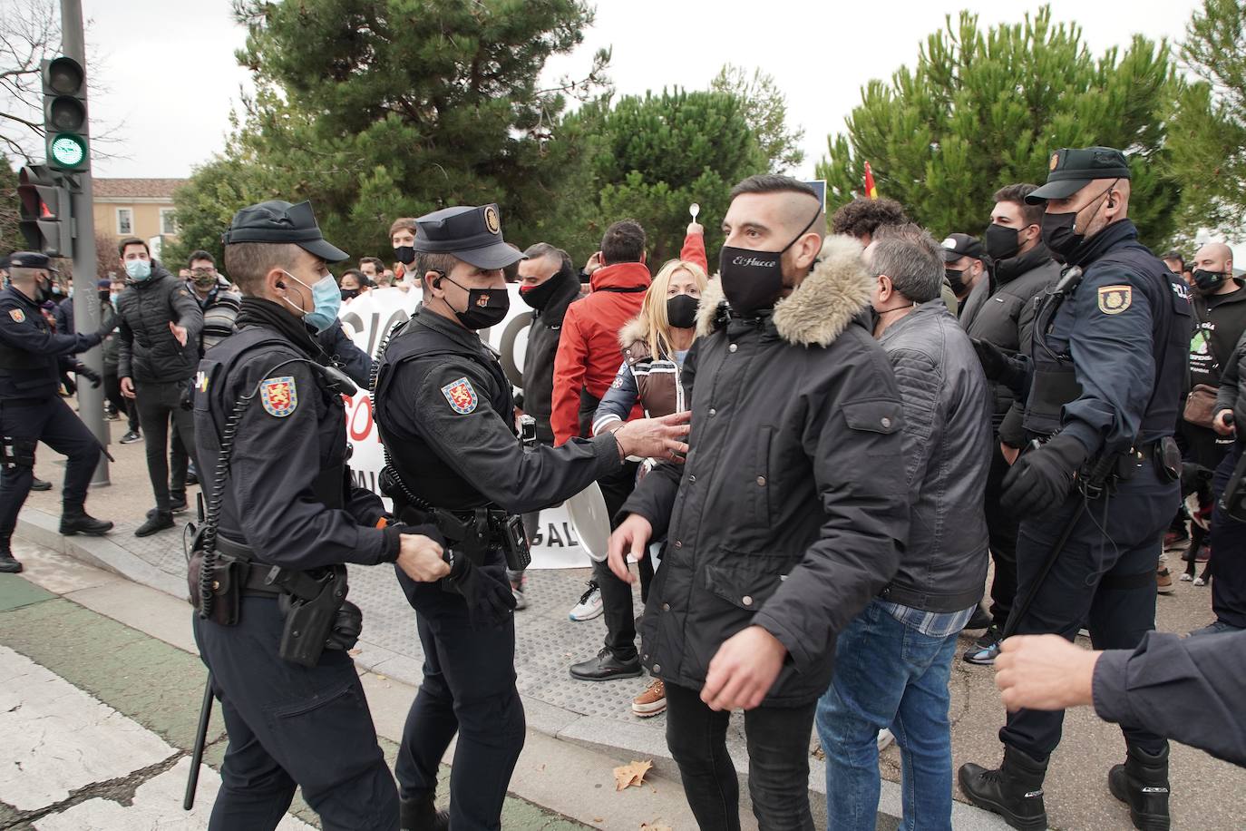 Concentración de los hosteleros frente a las medidas restrictivas por el COVID-19. Los hosteleros leoneses participan en la protesta realizada en Valladolid. 