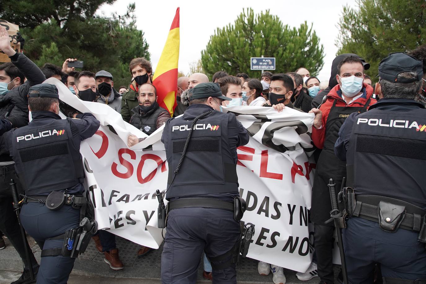 Concentración de los hosteleros frente a las medidas restrictivas por el COVID-19. Los hosteleros leoneses participan en la protesta realizada en Valladolid. 