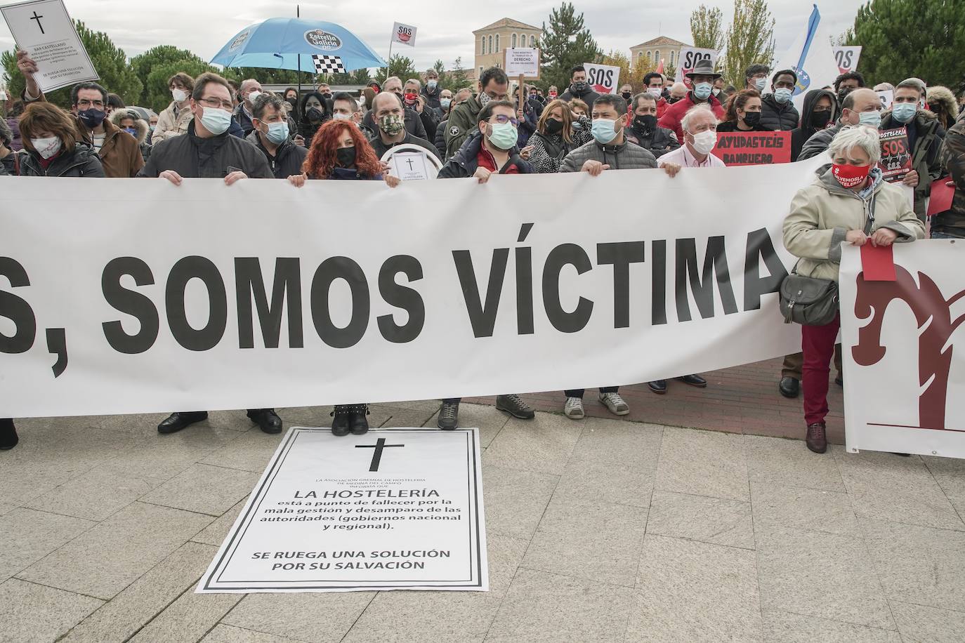 Concentración de los hosteleros frente a las medidas restrictivas por el COVID-19. Los hosteleros leoneses participan en la protesta realizada en Valladolid. 